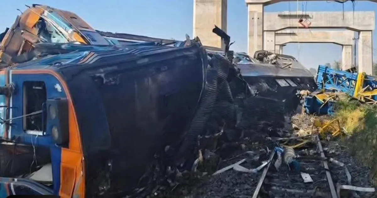 थाईलैंड में चलती ट्रेन पर गिरा क्रेन, कम से कम 19 लोगों की मौत