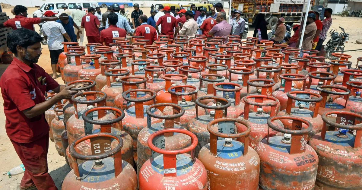केंगिरी में LPG सिलेंडरों की कालाबाजारी, दुकानदार के खिलाफ मामला दर्ज