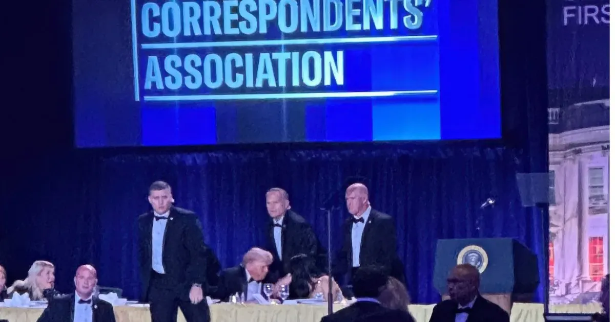 व्हाइट हाउस डिनर फायरिंग से उभरी पुरानी यादें, रीगन पर हमले से की जा रही तुलना