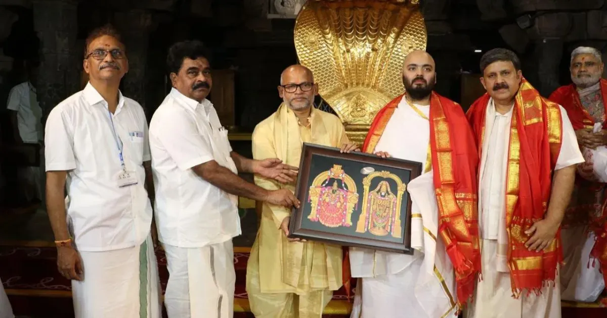 अनंत अंबानी ने तिरुमाला में मुंडन कर चढ़ाए बाल, रिलायंस ने 25 इलेक्ट्रिक बसें दान कीं
