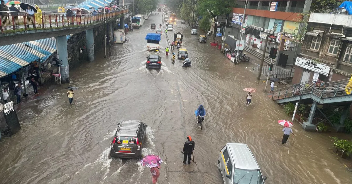मुंबई में भारी बारिश का रेड अलर्ट: 19 अगस्त को ठाणे-पलघर में स्कूल-कॉलेज बंद
