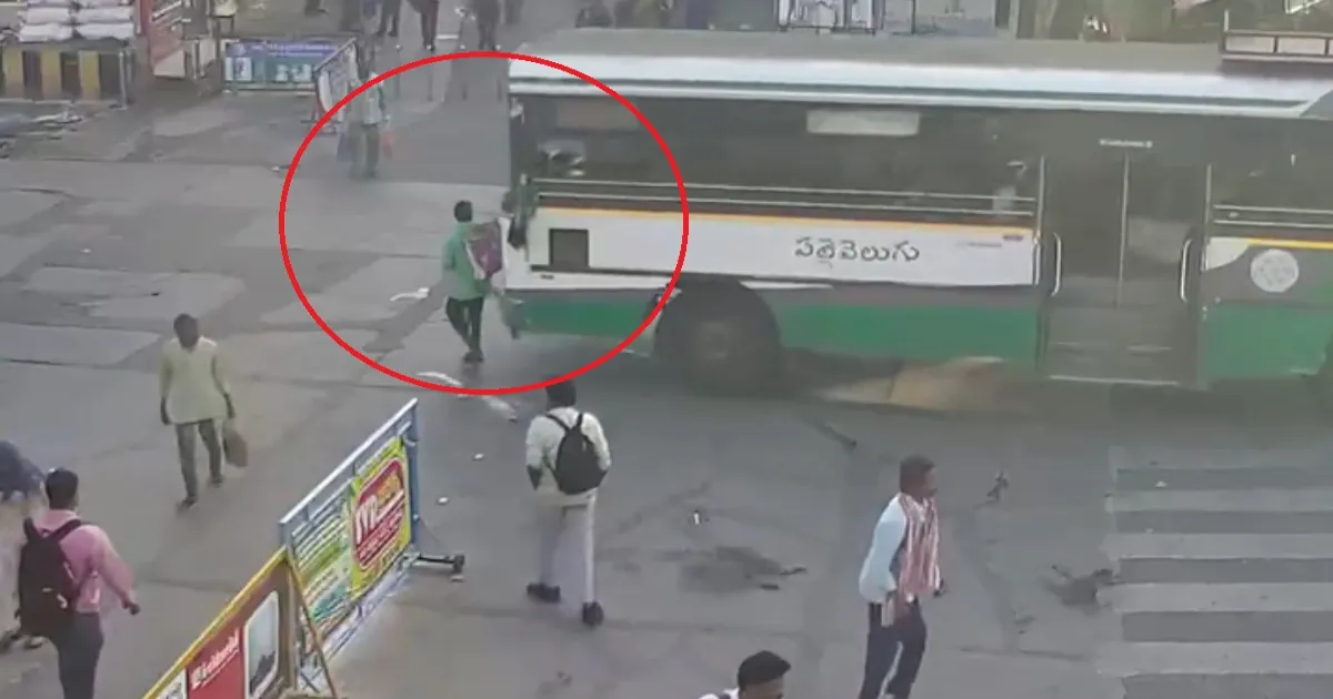 आंध्र प्रदेश में सड़क पार कर रहे युवक को बस ने कुचला, सीसीटीवी में कैद हुआ दर्दनाक हादसा