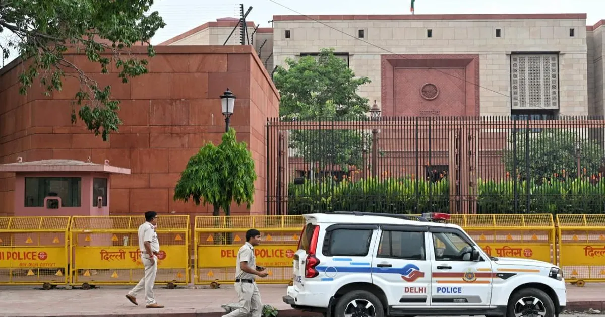 संसद की दीवार फांदने वाला व्यक्ति गिरफ्तार, तड़के सुरक्षा में सेंध