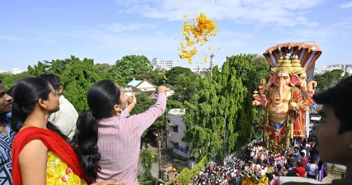 खैरताबाद बड़ा गणेश विसर्जन जुलूस शुरू, हैदराबाद ने नौ दिवसीय उत्सव को दी विदाई