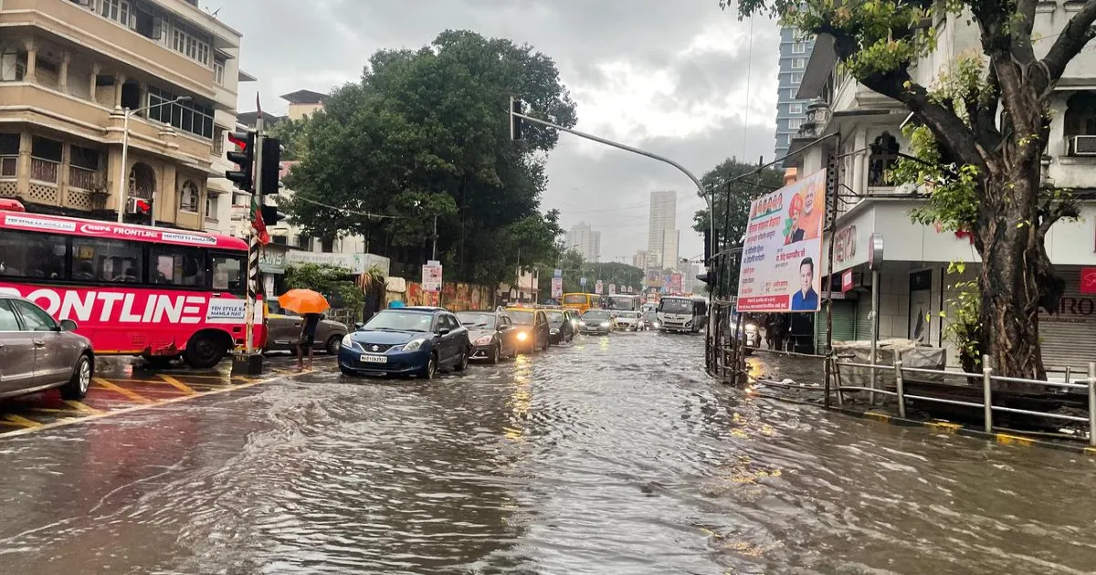 सप्ताह की पहली सुबह मुंबई में मूसलाधार बारिश, आवागमन प्रभावित