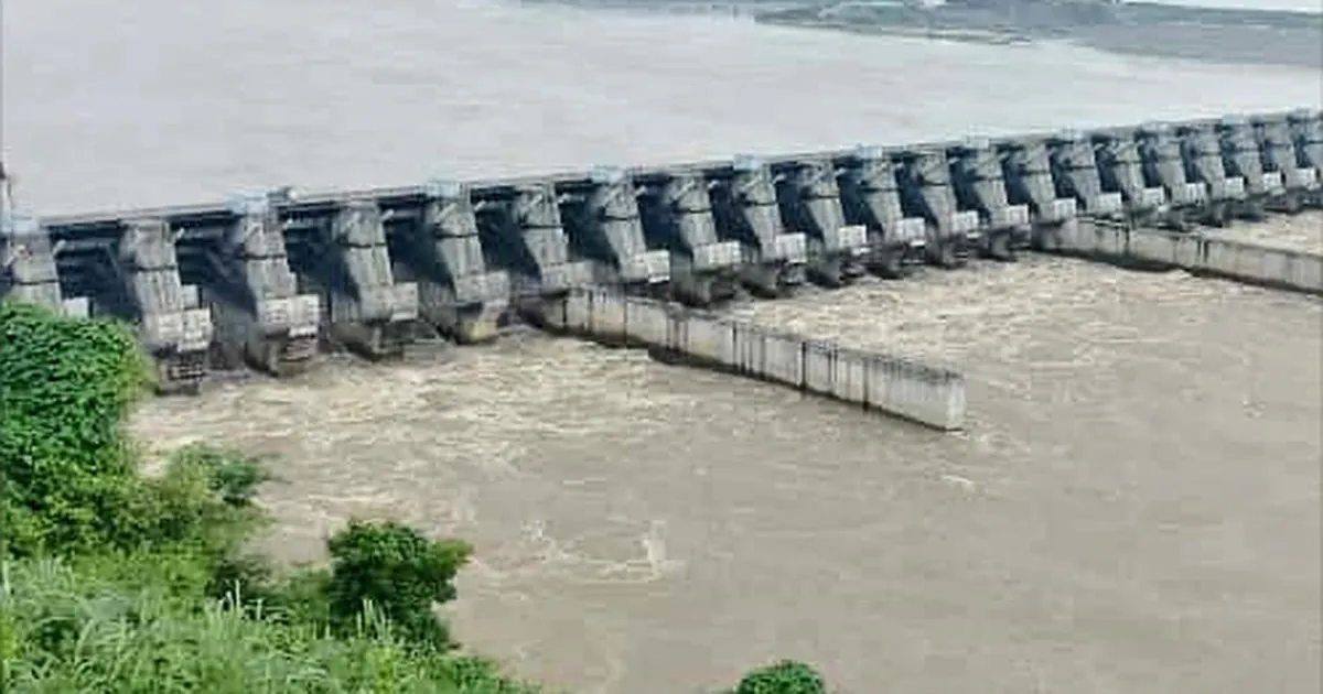 आंध्र प्रदेश के विजयनगरम और श्रीकाकुलम जिलों में वामसधारा, नागावली और अन्य नदियों में मध्यम प्रवाह