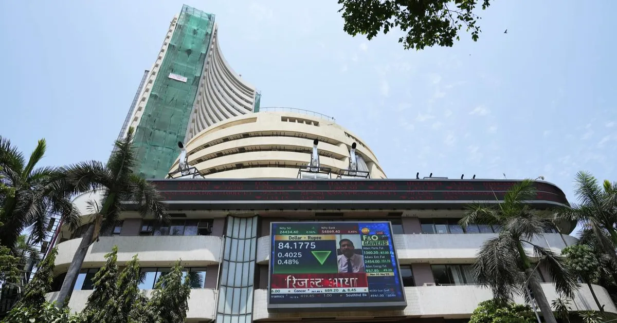 प्रॉफिट बुकिंग और विदेशी पूंजी निकासी से शुरुआती कारोबार में बाजार गिरे