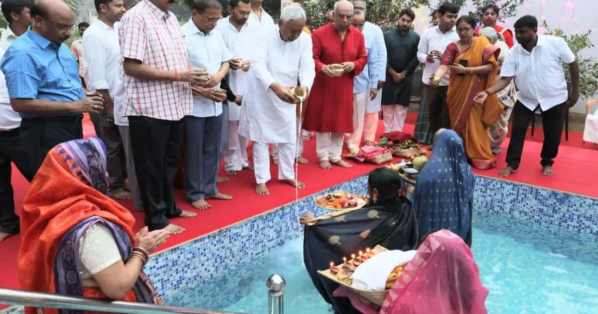 छठ पूजा का समापन: बिहार के घाटों पर श्रद्धालुओं ने दिया उगते सूर्य को उषा अर्घ्य