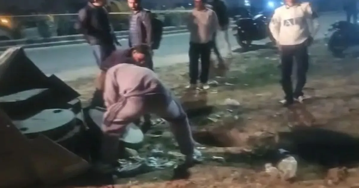 दिल्ली के रोहिणी में खुला सीवर बना मौत का गड्ढा, मजदूर की गिरकर मौत