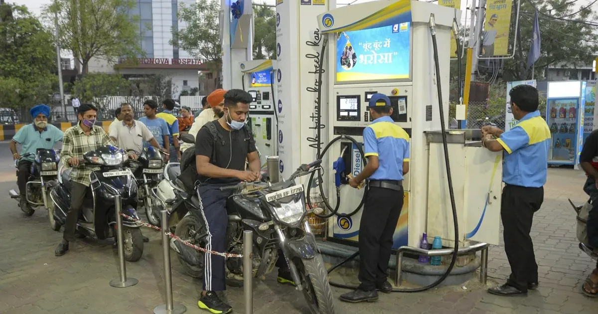 पेट्रोल-डीजल के दाम फिर बढ़े, दिल्ली में पेट्रोल हुआ 98.64 रुपए प्रति लीटर