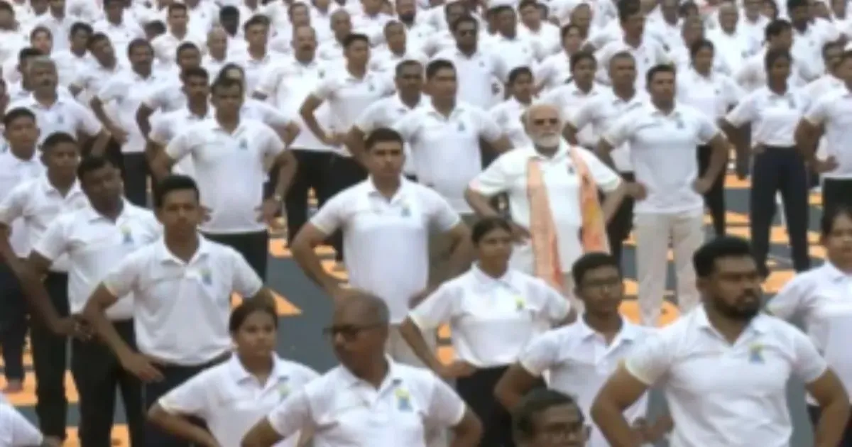 अंतरराष्ट्रीय योग दिवस 2026: कोलकाता में प्रधानमंत्री नरेंद्र मोदी ने किया योग नेतृत्व, दुनिया भर में हुए भव्य आयोजन