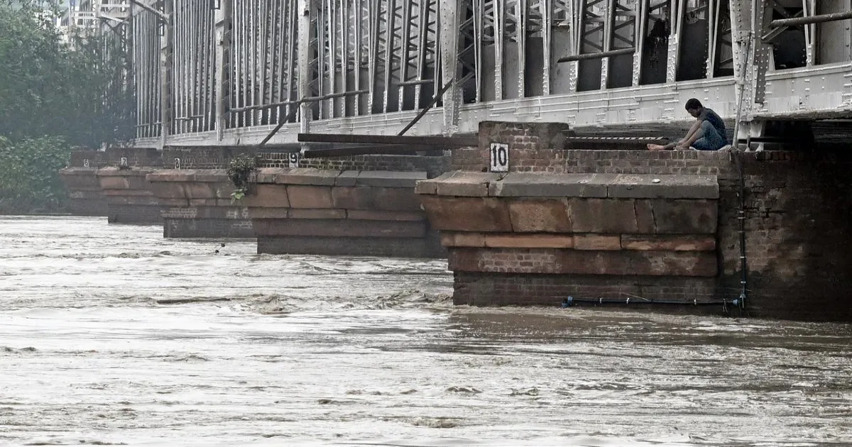 yamuna-crosses-warning-mark-delhi-flood-advisory