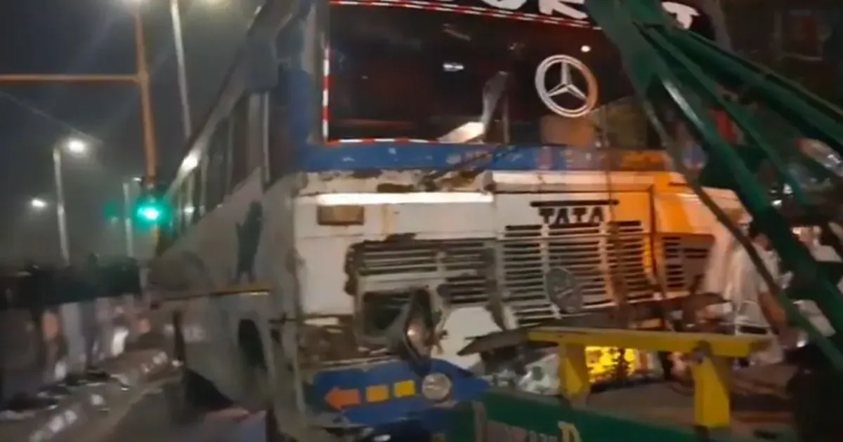 दिल्ली के नंद नगरी में बेकाबू बस ने कई वाहनों को मारी टक्कर, बाइक सवार की मौत; दो घायल