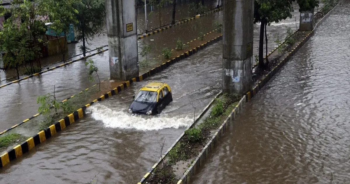 मुंबई में मूसलाधार बारिश से जनजीवन अस्त-व्यस्त, कई इलाकों में जलभराव, सांताक्रूज़ में 8 घायल; आईएमडी ने जारी किया अलर्ट