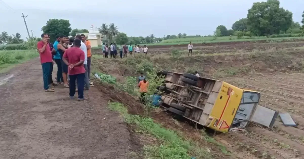 महाराष्ट्र के अहिल्यानगर में 50 बच्चों से भरी स्कूल बस पलटी, 15 छात्र घायल, एक की हालत गंभीर