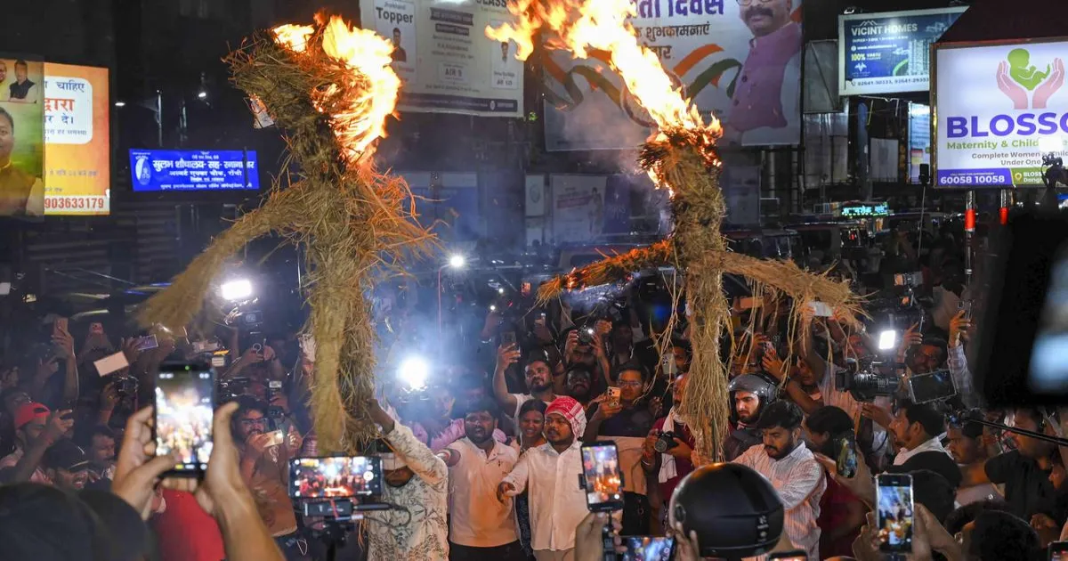 झारखंड में छात्रों ने हेमंत सोरेन और राहुल गांधी के पुतले फूंके, सरकार ने चौथे दौर की वार्ता के लिए बुलाया