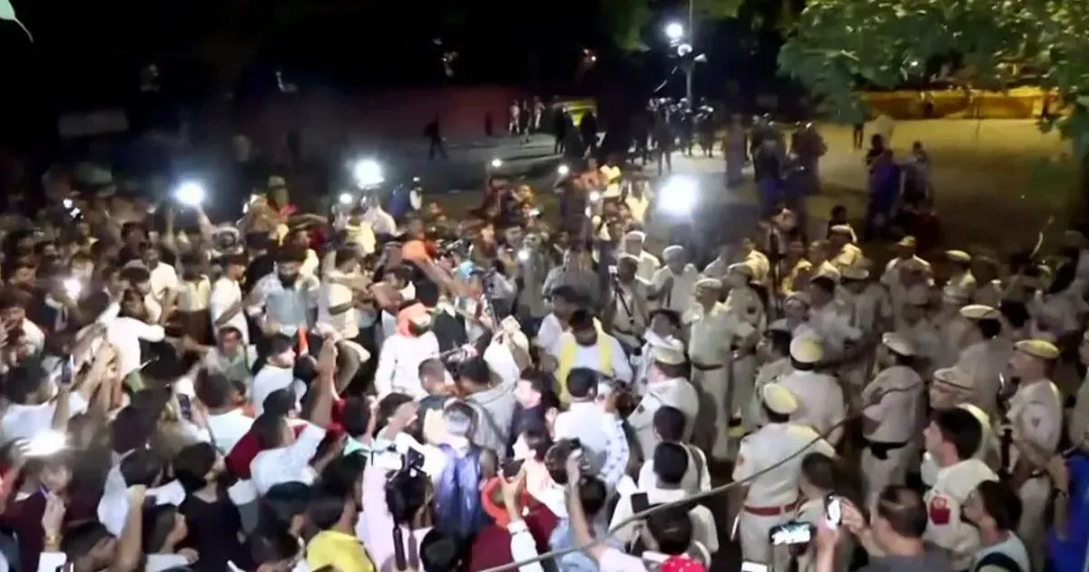पेपर लीक के बाद दिल्ली के जंतर-मंतर पर आरक्षण के खिलाफ प्रदर्शन, कई प्रदर्शनकारी हिरासत में