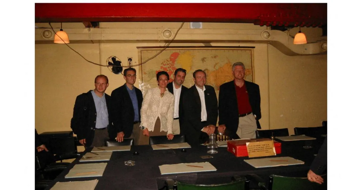 एप्स्टीन मामला: अमेरिकी न्याय विभाग ने हजारों रिकॉर्ड जारी किए, तस्वीरें और कॉल लॉग भी शामिल