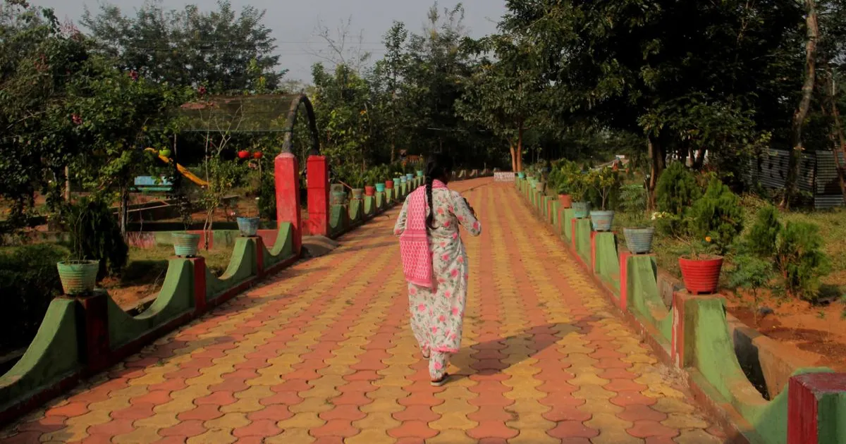 आत्मसमर्पण के बाद नक्सलियों की नई दुनिया: हथियार छोड़ने के बाद कैसे बदली ज़िंदगी