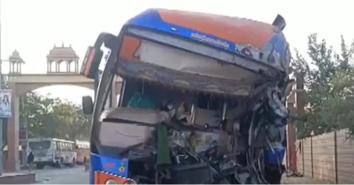 राजस्थान में हाईवे पर बस पलटी, तीन की मौत, दस घायल