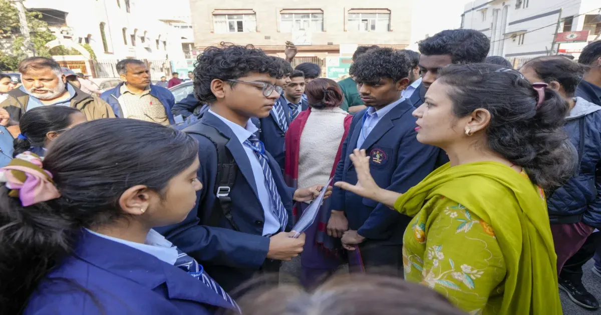 सीबीएसई 10वीं गणित पेपर 2026: पेपर संतुलित था, एनसीईआरटी पर आधारित; छात्रों और विशेषज्ञों की प्रतिक्रियाएं