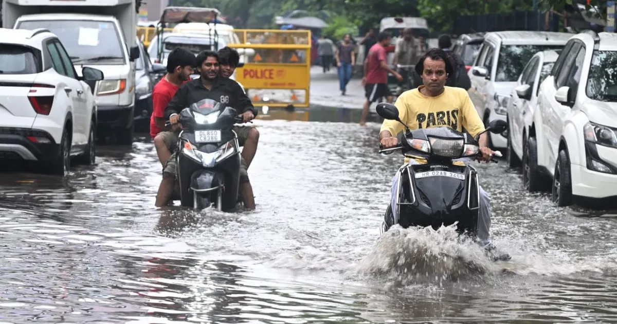 भारत में मॉनसून का प्रकोप: दिल्ली में भारी बारिश, कई जगह जलभराव