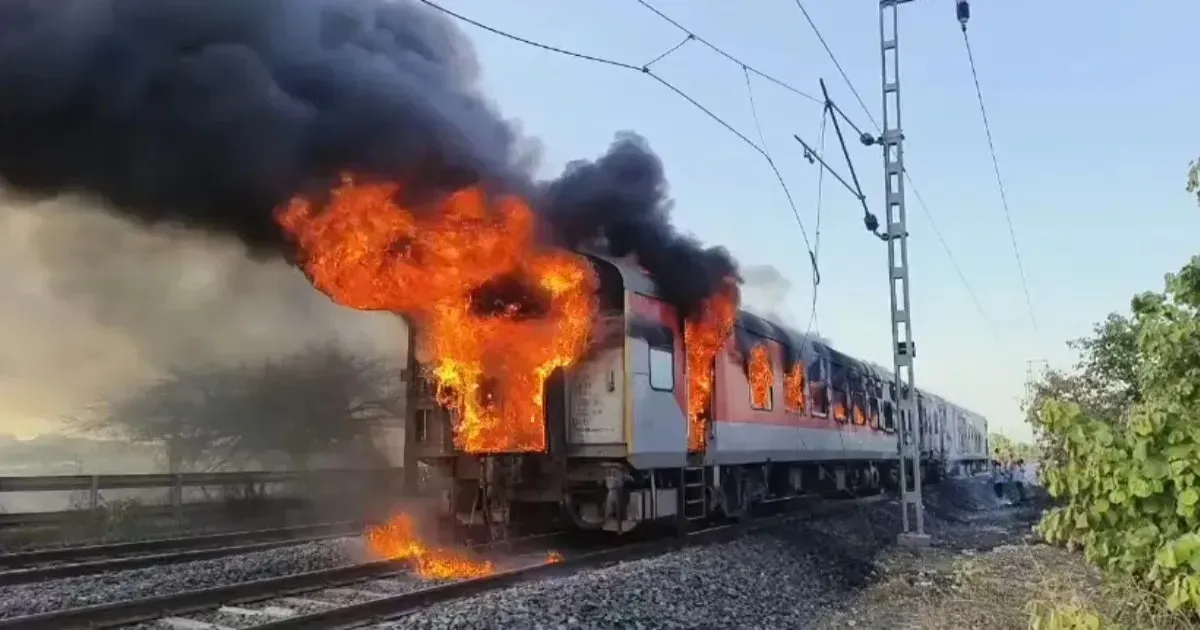 ट्रेनों में आग की घटनाओं के पीछे साजिश की आशंका, रेलवे ने असामाजिक तत्वों पर जताया शक