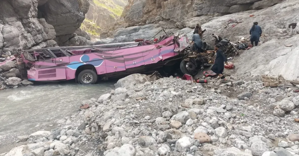 पाकिस्तान में भीषण बस हादसा: खाई में गिरी यात्री बस, 40 लोगों की मौत, 8 घायल