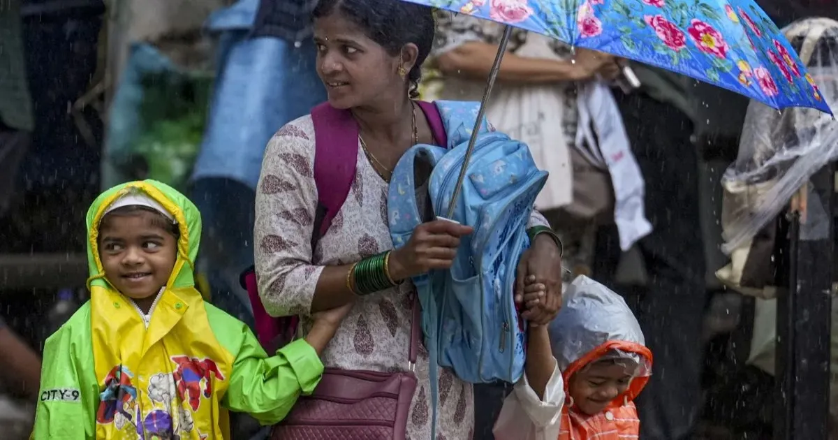 भारी बारिश के चलते कई राज्यों में स्कूल बंद, दिल्ली-एनसीआर, उत्तर प्रदेश, केरल और उत्तराखंड में अलर्ट