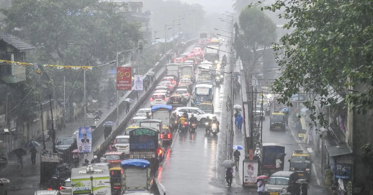 मुंबई में भारी बारिश का अलर्ट, जलाशय क्षमता के करीब; बीएमसी ने अफवाहों से बचने की अपील