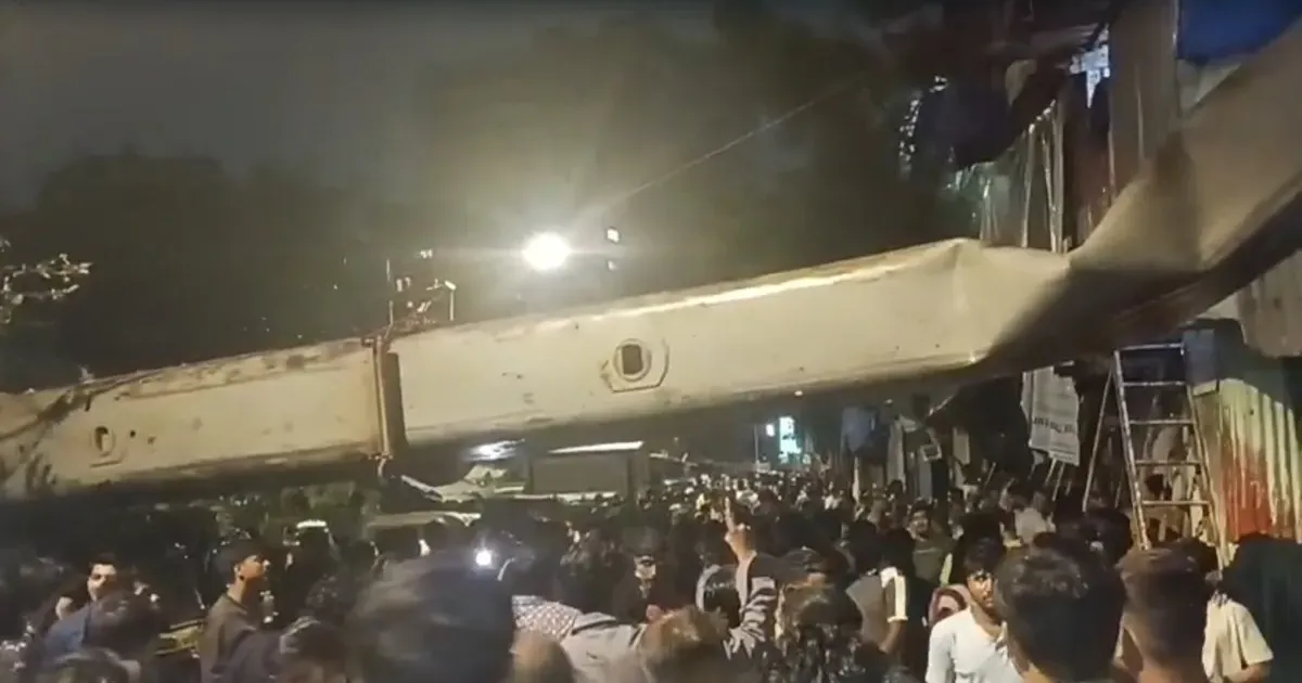मुंबई के कुर्ला में भारी क्रेन गिरने से बड़ा हादसा, 6 लोग घायल; कई झोपड़ियां क्षतिग्रस्त