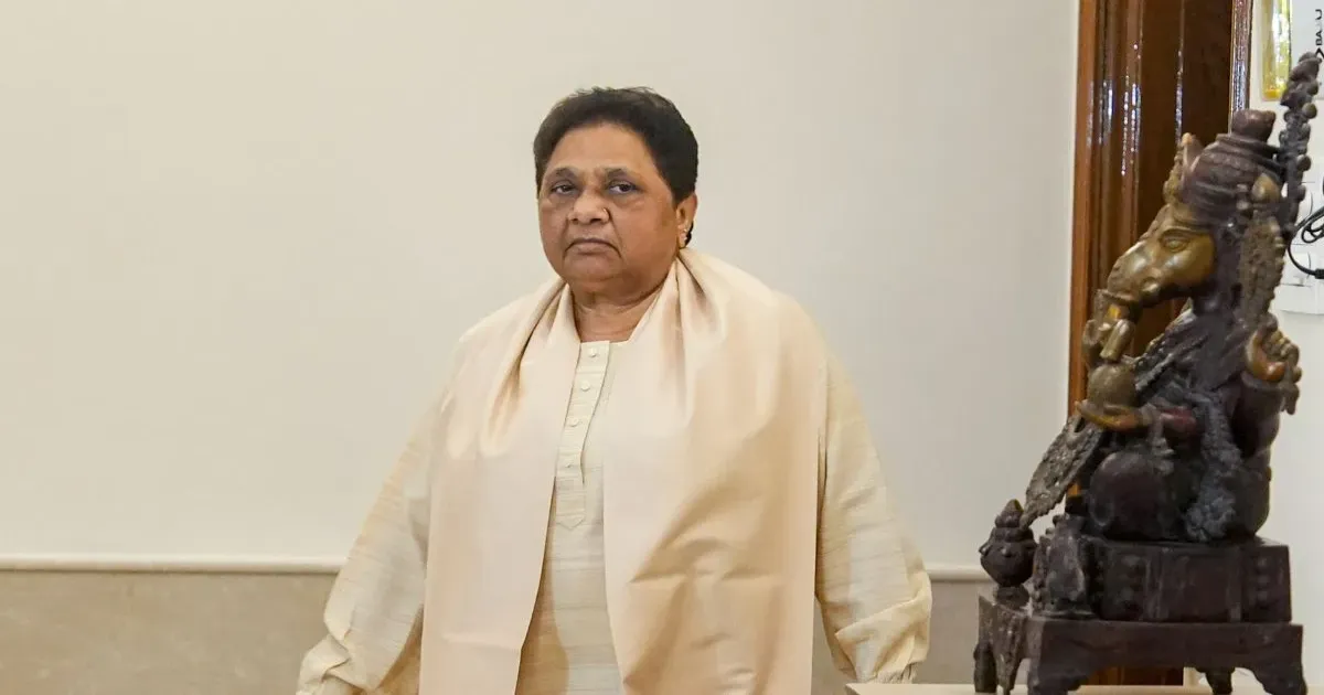 मायावती का बड़ा फैसला, आकाश और ईशान आनंद को पार्टी पद नहीं; बहन दीपिका पर जताया भरोसा