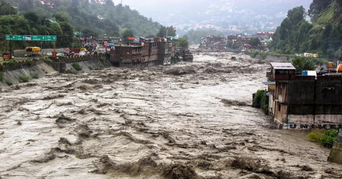 हिमाचल के तीन जिलों में भारी बारिश का रेड अलर्ट, मंडी-कुल्लू सड़क संपर्क बाधित
