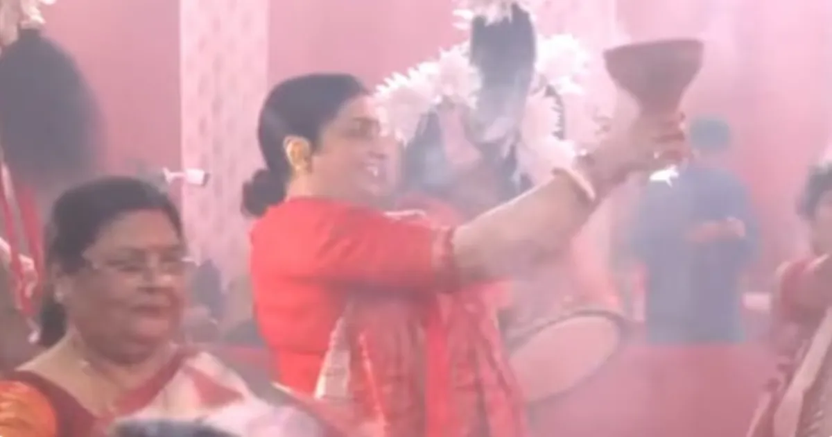 smriti-irani-dhunuchi-dance-durga-puja