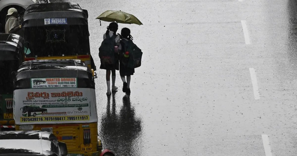 hyderabad-weather-july26-waterlogging-traffic