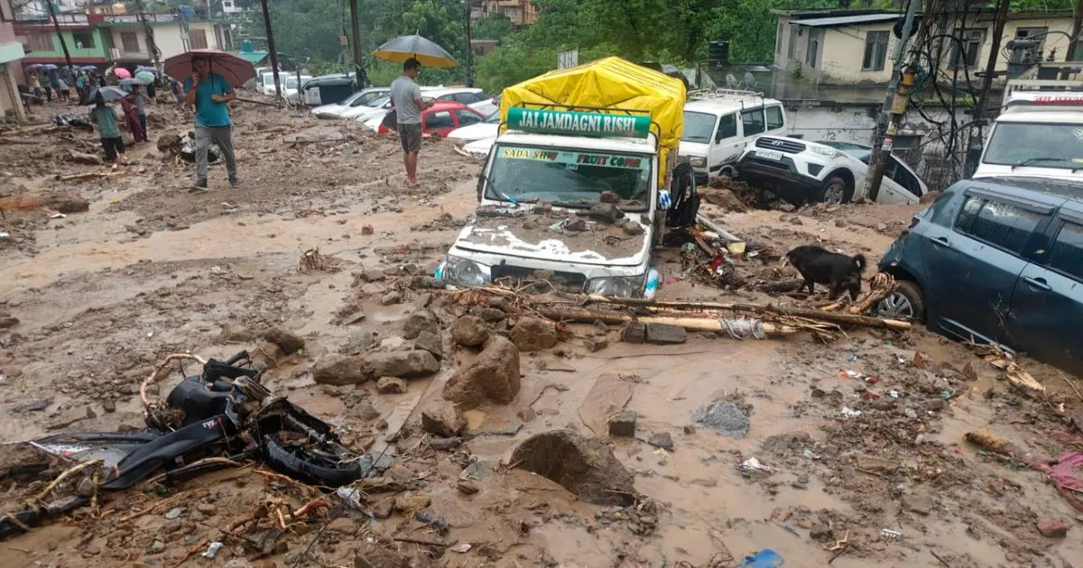 हिमाचल के मंडी में बादल फटने से तबाही, तीन की मौत, एक लापता