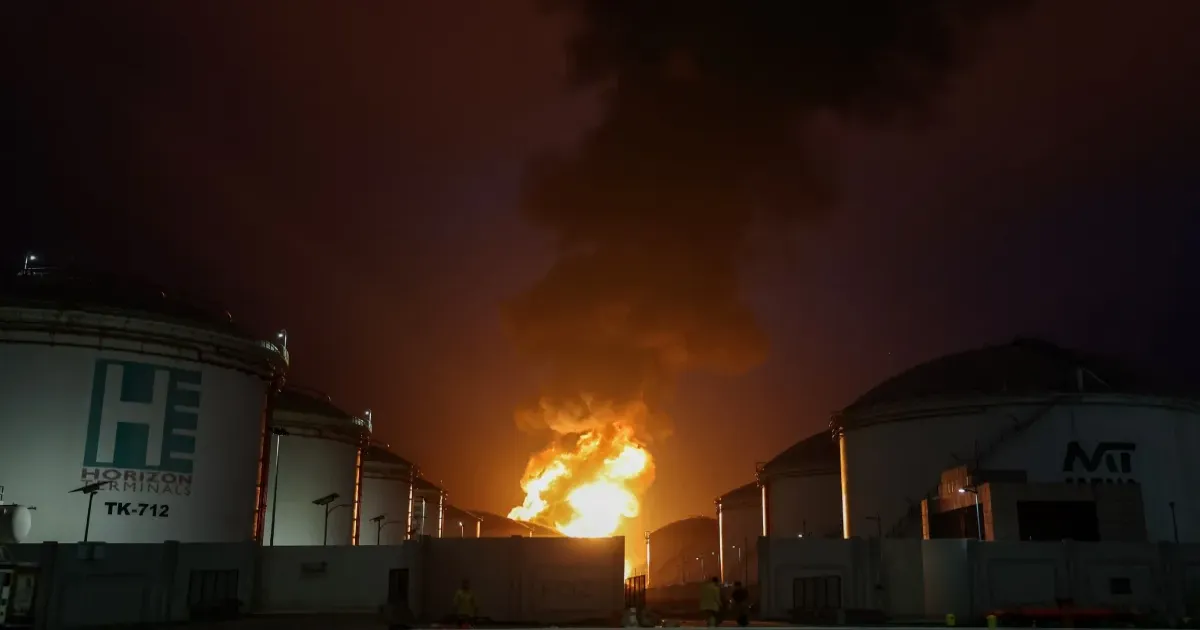 ईरान का दावा—फारस की खाड़ी में अमेरिकी तेल टैंकर पर हमला, जहाज में लगी आग