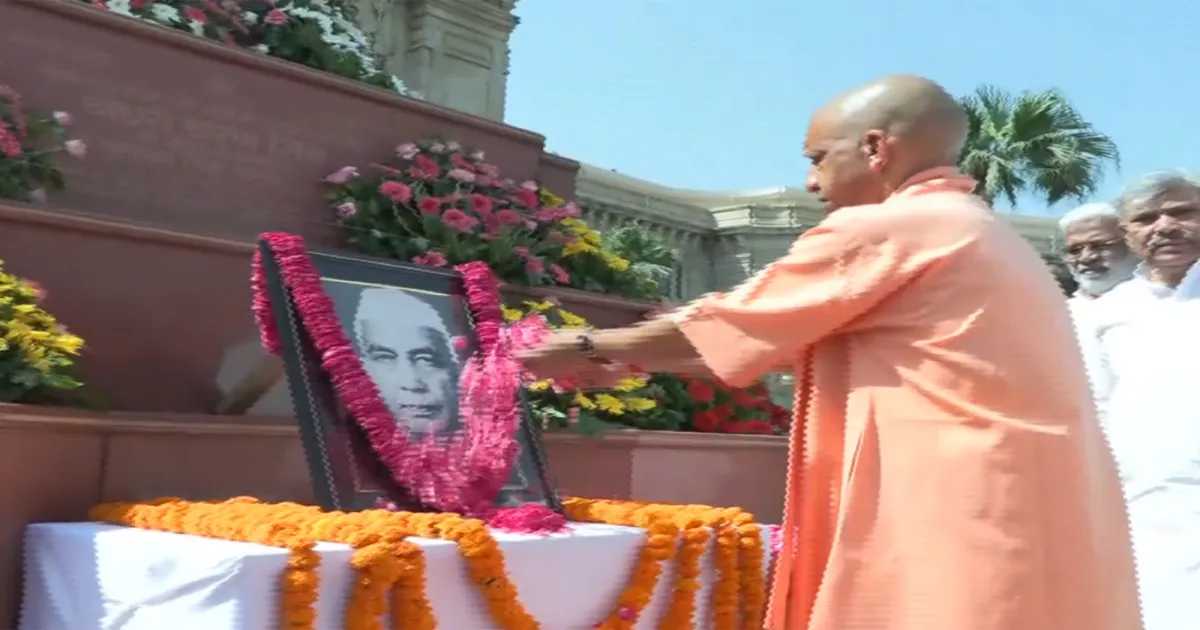 पूर्व प्रधानमंत्री चौधरी चरण सिंह की पुण्यतिथि पर सीएम योगी आदित्यनाथ ने श्रद्धांजलि दी