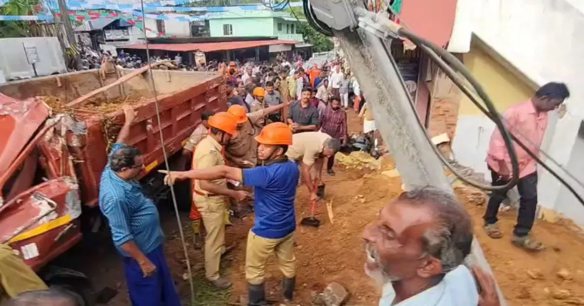 केरल के कोल्लम में बड़ा हादसा: मिट्टी से भरा डंपर बस स्टॉप से टकराया, 3 की मौत, कई लोगों के दबे होने की आशंका