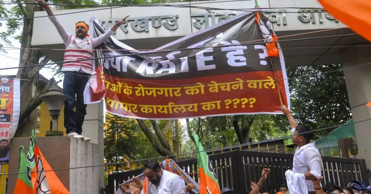 झारखंड जेपीएससी मुख्य परीक्षा अनियमितताओं के आरोपों के बाद स्थगित, सीआईडी ने अधिकारी समेत पांच लोगों को गिरफ्तार किया