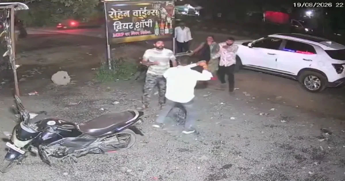 लातूर में दिनदहाड़े युवक पर कोयते से जानलेवा हमला, शराब दुकान के बाहर पीछा करते दिखा हमलावर