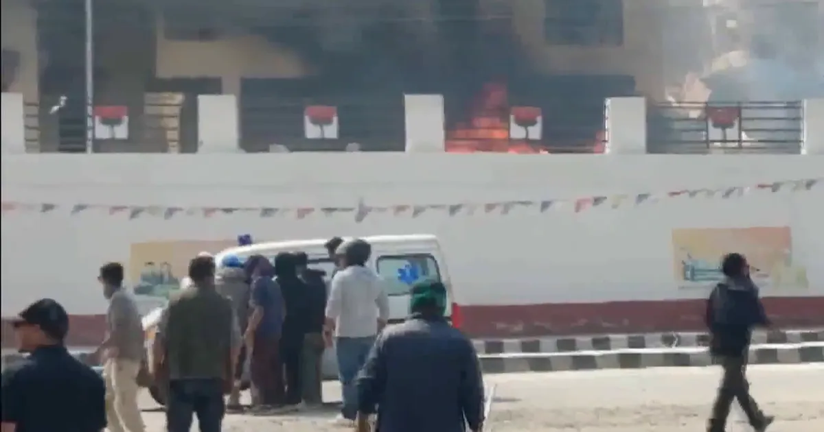 लद्दाख के लेह में भाजपा कार्यालय पर हिंसक विरोध प्रदर्शन, राज्य का दर्जा और छठी अनुसूची की मांग तेज