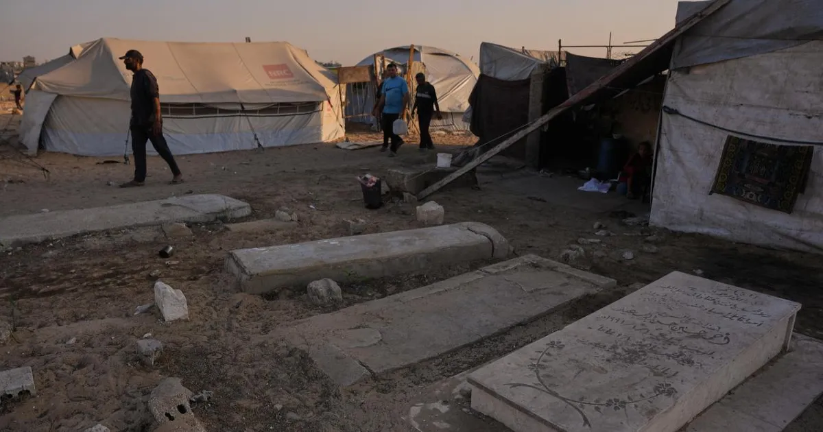 गाज़ा के कब्रिस्तानों में ज़िंदा हैं लोग: मौत के बीच जिंदगी की जंग