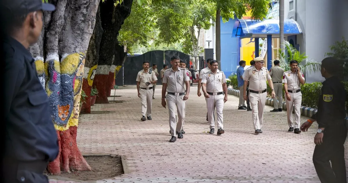 दिल्ली के दो CRPF स्कूलों को बम धमकी, जांच के बाद फर्जी घोषित