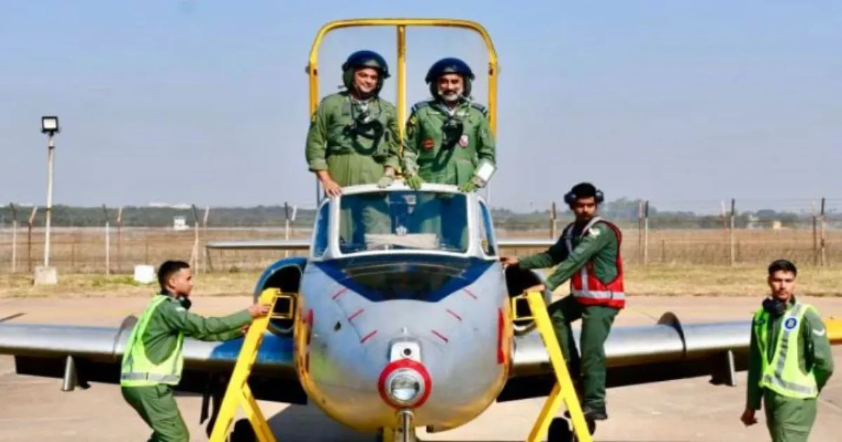 इतिहास रचा: वायुसेना प्रमुख अमर प्रीत सिंह ने संयुक्त दीक्षांत परेड में किरण फॉर्मेशन का नेतृत्व करते हुए भरी उड़ान