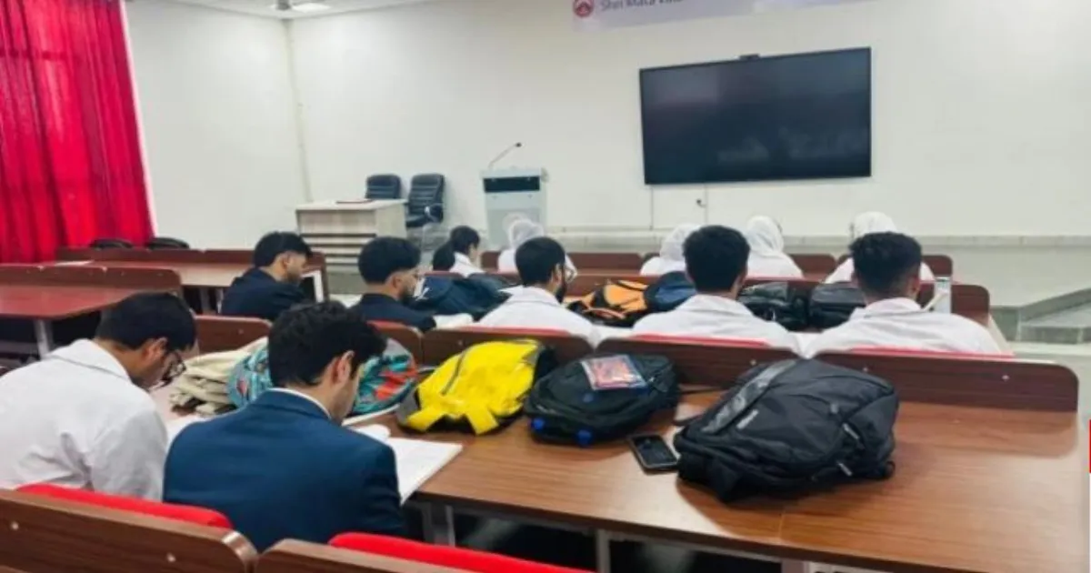 वैष्णो देवी मेडिकल कॉलेज में पढ़ाई और भजनों के बीच बेअसर विरोध, कैंपस में बना है सौहार्द