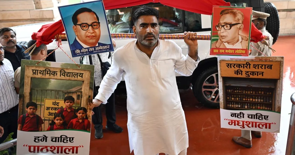 उत्तर प्रदेश मानसून सत्र से पहले विधानसभा परिसर में सपा विधायकों का विरोध प्रदर्शन
