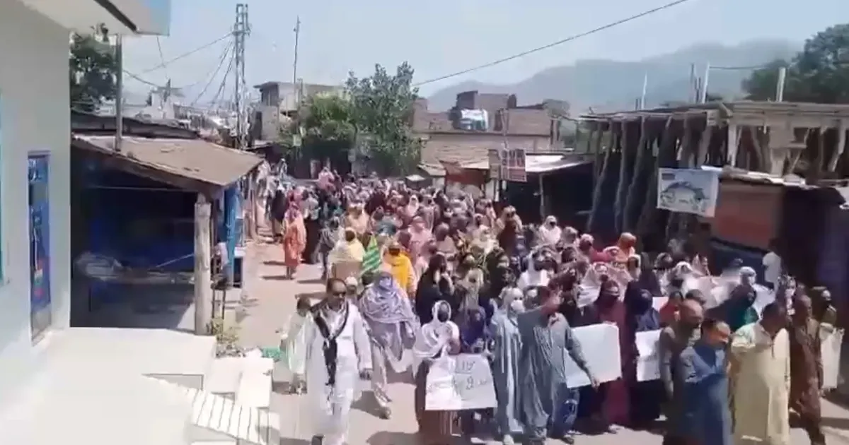 पीओके में निहत्थे प्रदर्शनकारियों पर पाकिस्तानी सेना की गोलीबारी, 16 की मौत, 37 से अधिक घायल