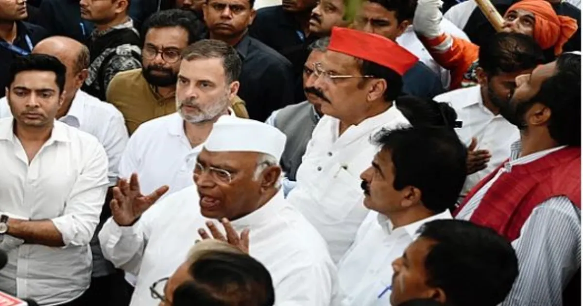 INDIA गठबंधन का विरोध प्रदर्शन जारी, राष्ट्रपति द्रौपदी मुर्मू रात 8 बजे विपक्षी नेताओं से मिलेंगी
