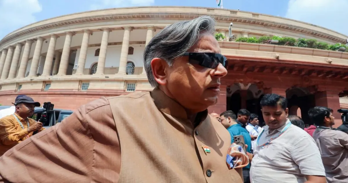दिल्ली में अघोषित इमर्जेंसी, शशि थरूर ने केंद्र पर साधा निशाना, बोले- इससे चुनाव आयोग पर भरोसा नहीं लौटेगा